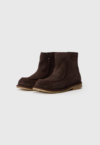 Botine din suede maro, la gleznă, cu o textură netedă, vârf rotunjit și talpă din cauciuc flexibil. Prezintă un design simplu cu cusături și fără hardware vizibil.