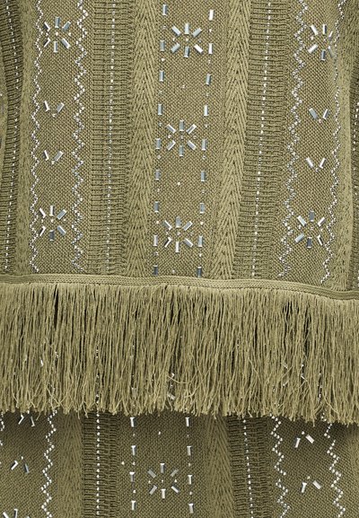 Πλεκτό ύφασμα σε ελαιόχρωμο με κάθετες ραβδώσεις υφής, διακοσμήσεις από ασημένιες χάντρες που σχηματίζουν αστέρια και μακριές φούντες κατά μήκος της άκρης.