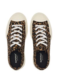 Sneaker in tela con stampa leopardata, lacci bianchi, suole in gomma beige e soletta nera con il nome del marchio "Superga".
