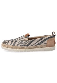 Zapatos sin cordones con una parte superior de tejido trenzado con rayas de cebra en beige y negro, un acento de cuero marrón y una suela trenzada al estilo espadrille en beige.
