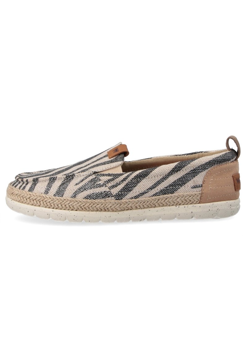 Zapatos sin cordones con una parte superior de tejido trenzado con rayas de cebra en beige y negro, un acento de cuero marrón y una suela trenzada al estilo espadrille en beige.