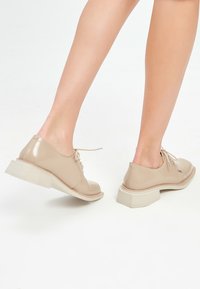 Cesare Gaspari Šněrovací boty - beige