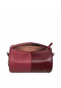 Borsa in pelle rossa e bordeaux con forma arrotondata, chiusura con zip e texture liscia. Presenta marchio interno e pannelli di colore contrastante.