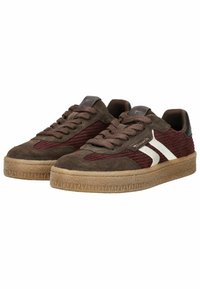 Zapatillas de ante marrón con acentos de corduroy burdeos y rayas laterales blancas. Suela de goma gruesa con un patrón de agarre texturizado; diseño de puntera redondeada.