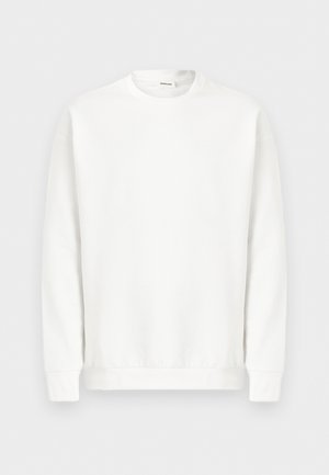 Απλό λευκό φούτερ με μακρύ μανίκι και στρογγυλή λαιμόκοψη, με ριμπ μανσέτες και τελείωμα, παρουσιάζεται σε φωτεινό γκρι φόντο.