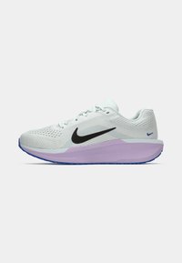Chaussure de sport Nike avec une tige en mesh blanche, logo swoosh noir et une semelle intermédiaire violette avec une semelle extérieure bleue. Design léger et respirant.