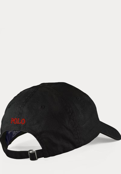 Must kohandatav pesapalli nokamüts punase "POLO" tikandiga tagaküljel ja metallpandlaga rihmaga.