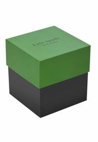 Zelená a černá čtvercová dárková krabička s matným povrchem, na vrchu s nápisem "kate spade NEW YORK" vytištěným elegantním písmem.