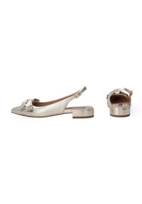 Metaliczne złote baleriny ze zapięciem typu slingback, zaokrąglonym noskiem, akcentem w postaci kokardy, niskim blokowym obcasem i gładką struktura przypominającą skórę. Zapięcie na klamrę przy kostce.