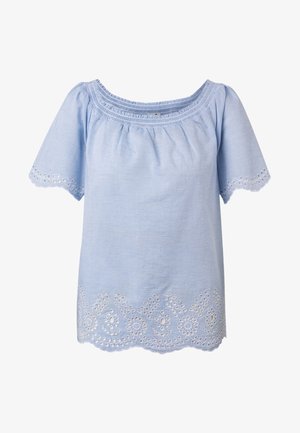 Lichtblauwe blouse met korte poffende mouwen, een geplooide halslijn en geborduurde details langs de zoom met bloemmotieven.