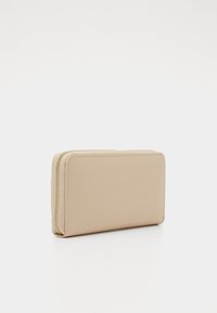 Cartera beige hecha de material texturizado, de forma rectangular con cierre de cremallera, con bordes cosidos y una superficie suave.
