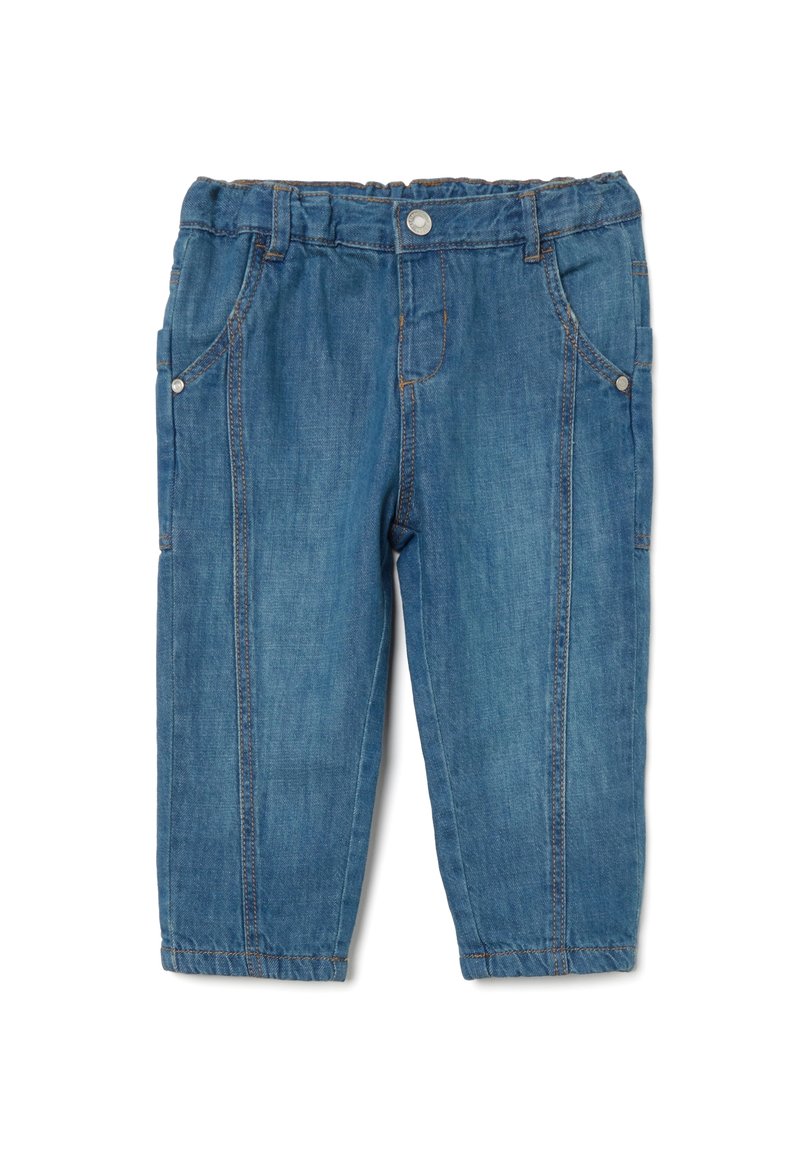 Pantaloni in denim di blu medio con vita elastica, due tasche laterali e dettagli di cucitura visibili lungo le cuciture.