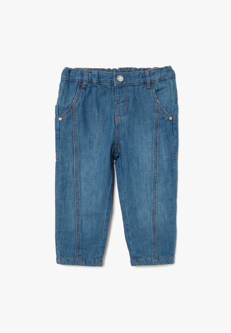 Pantaloni in denim di blu medio con vita elastica, due tasche laterali e dettagli di cucitura visibili lungo le cuciture.