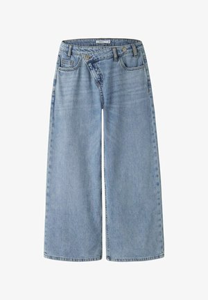 Jean bleu clair à jambes larges avec taille asymétrique boutonnée et design classique à cinq poches.