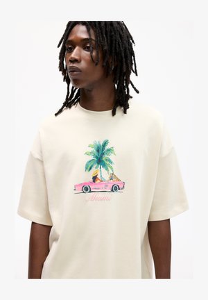 Beżowa, oversize koszulka z kolorowym nadrukiem przedstawiającym różowy kabriolet, palmy i napis "Miami". Miękki materiał z krótkimi rękawami.