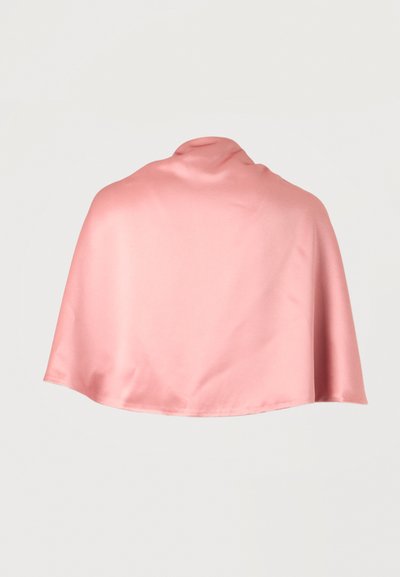 Tissu satin rose doux drapé en douceur avec de légères rides sur un fond clair uni.