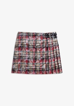 Geplooide mini rok in een meerkleurig ruitpatroon met rode, zwarte en beige tinten. Voorzien van een zwarte gespaccent op de taille.