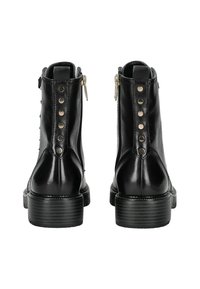 Stivali ankle in pelle nera con una finitura liscia, dotati di chiusura con zip, borchie circolari sul retro e tacco spesso.