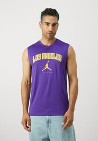 Tricou fără mâneci de culoare purpurie cu inscripția "LOS ANGELES" în text galben și logo-ul Jumpman negru, fabricat dintr-un material ușor. Croială casual.