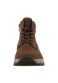 Botas de senderismo de cuero marrón con parte superior texturizada, ojales de metal y cordones en contraste. Presentan una suela de goma con un patrón de banda de rodadura distintivo.