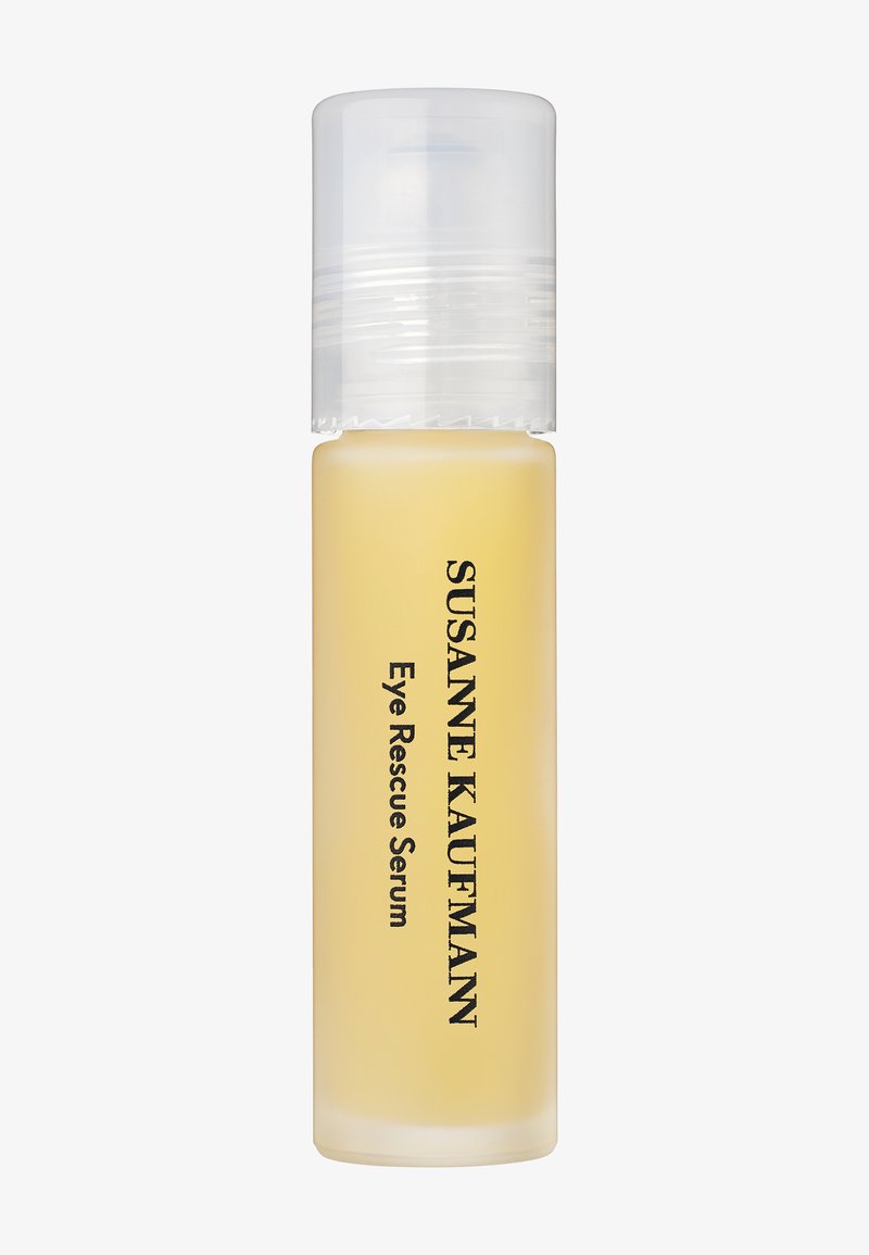 Bouteille cylindrique transparente avec sérum pour les yeux jaune pâle et bouchon blanc, étiquetée « Susanne Kaufmann Eye Rescue Serum ».