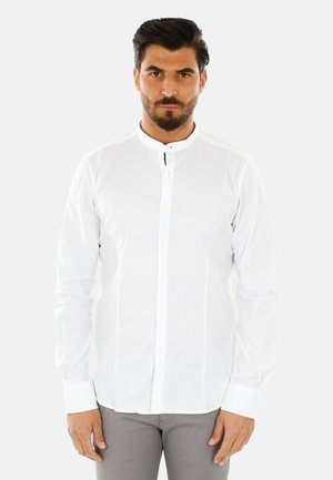 Camicia bianca a maniche lunghe con colletto band, chiusura frontale con bottoni e una texture liscia. Presenta polsini stretti e un design slim fit.