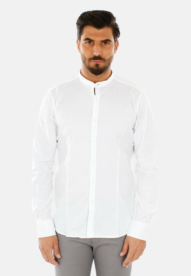 Camicia bianca a maniche lunghe con colletto band, chiusura frontale con bottoni e una texture liscia. Presenta polsini stretti e un design slim fit.
