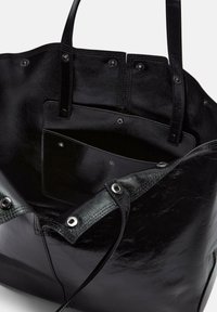 Borsa a tote in pelle nera con finitura lucida, grande tasca interna e chiusure a pressione superiori. Include manici piatti e resistenti e dettagli in metallo.