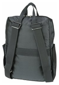 Zwarte stoffen rugzak met gevoerde schouderbanden, textuurafwerking, dubbele ritsen en zijvakjes. Compacte rechthoekige vorm met versterkte bevestigingsmaterialen.