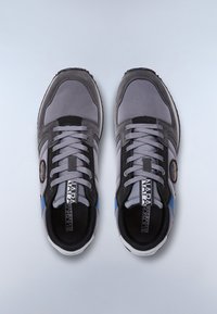Szare buty sportowe z zamszową i siateczkową cholewką, z czarnymi akcentami i niebieskim paskiem. Zawiązywane, z logo na boku.