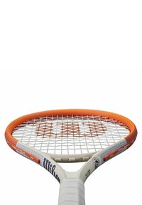 Wilson-Tennisschläger mit einem weißen Rahmen, orangefarbenem Kopf und einer strukturierten Grifffläche. Die Saiten sind in einem Gittermuster angeordnet, mit einem Logo am Schaft.