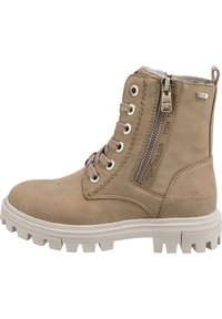 Bottines en cuir beige avec une finition texturée, des accessoires en métal argenté, une fermeture éclair sur le côté, et une semelle en caoutchouc blanche dotée d'un motif de semelle robuste.