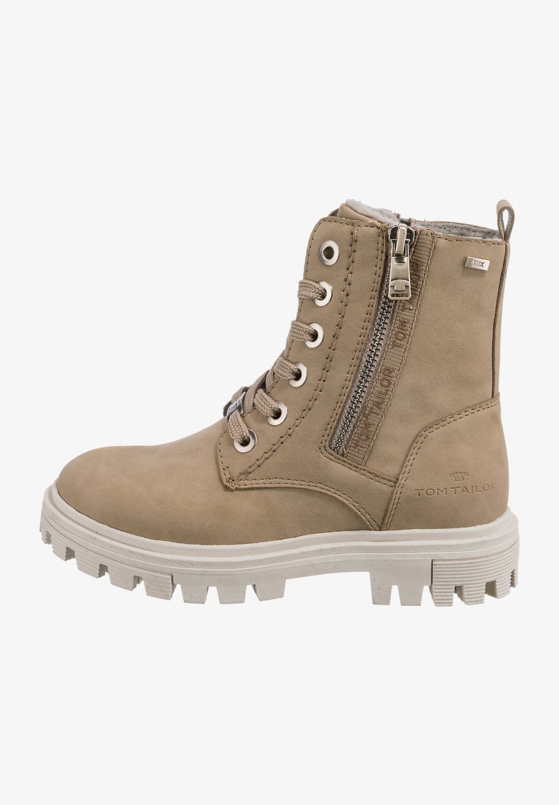 Bottines en cuir beige avec une finition texturée, des accessoires en métal argenté, une fermeture éclair sur le côté, et une semelle en caoutchouc blanche dotée d'un motif de semelle robuste.