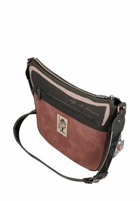 Borsa a tracolla sintetica marrone e rosa con cerniera, tasca frontale, tracolla regolabile e toppa decorativa con un motivo grafico.