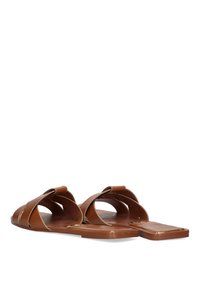 Sandalias planas marrones con correas superpuestas, una textura suave y una suela en forma de cuadrado. Diseño minimalista sin adornos.