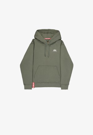 Olivno zelena dukserica iz mehkega materiala, z sprednjim žepom, kapuco na vrvico in majhnim belim logotipom na prsih. Rdeča oznaka na robu.