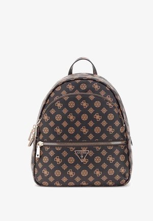 Sac à dos en cuir synthétique marron avec un logo en tan à motifs. Comprend une poignée supérieure, des bretelles réglables et une poche zippée à l'avant.