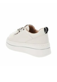 Zapatilla de cuero blanca con una superficie texturizada, punta redondeada, suela blanca gruesa con acentos plateados y un tirador en el talón negro.