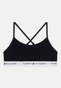 Crni pamučni bralette s križnim naramenicama i bijelim pojasom na kojem je natpis i logo "TOMMY HILFIGER" u crvenoj boji. Glatka tekstura.