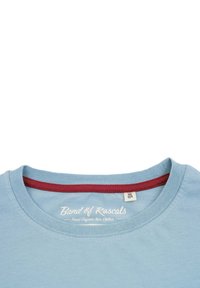 Lys blå bomulds T-shirt med rund hals og tekstureret halsudskæring samt maroon detaljer. Har trykt logo på halslabelen.