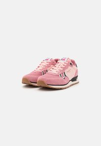 Rosa mokkasinsneakers med en teksturert overdel, rund tå, svarte detaljer og en lysfarget såle. Inkluderer kontrasterende stripete detaljer.
