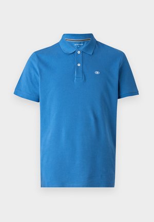 Camiseta polo azul hecha de algodón, con cuello, tapeta de dos botones, mangas cortas y un pequeño logo en el pecho.