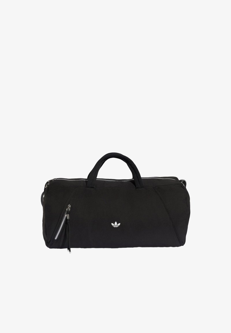 Μαύρη τσάντα Adidas τύπου duffel με διπλές λαβές, εμπρόσθια τσέπη με φερμουάρ και λευκό λογότυπο Adidas trefoil στο κέντρο της πλευράς.