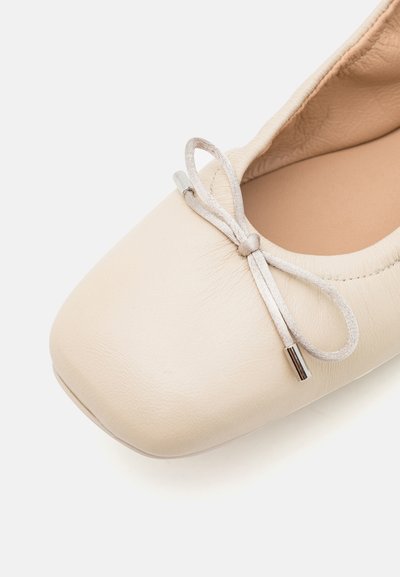 Stuart Weitzman BARDOT BOW FLAT - Balerina cipők - oat
