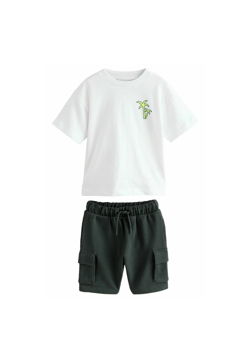 Camiseta blanca de algodón con gráfico de palmera verde y pantalones cortos tipo cargo con cordón negro, fabricados en un tejido suave y texturizado, con bolsillos laterales.