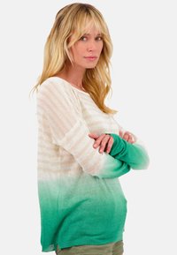 Pull léger avec un design dégradé, passant du crème au vert. Il possède des rayures horizontales et de longues manches vertes.