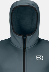 Kapuzenshirt in Dunkelgrau mit glatter Textur, ausgestattet mit einem durchgehenden Reißverschluss, schwarzen Akzenten und einem weißen Logo auf der Brust.