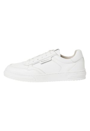Sneaker bianco con esterno in pelle liscia, punta rotonda, chiusura con lacci, collo imbottito e suola in gomma testurizzata. Presenta accenti laterali discreti.