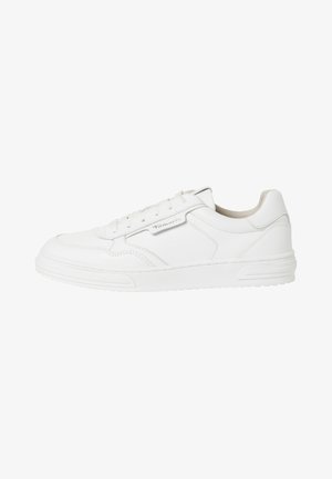 Sneaker bianco con esterno in pelle liscia, punta rotonda, chiusura con lacci, collo imbottito e suola in gomma testurizzata. Presenta accenti laterali discreti.