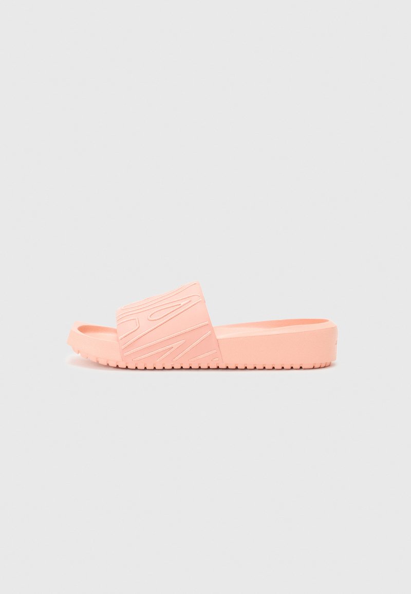 Roze slide-sandalen met een soepel rubberen bovenwerk met textuurpatronen, een platte zool met ribbels voor grip en een open teenontwerp.